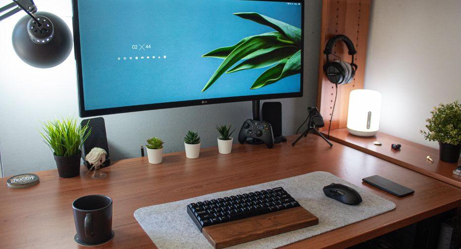 7 Must Haves For Office Desk Spaces